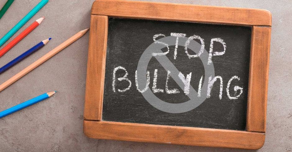 Una pizarra con las letras stop bullying escritas