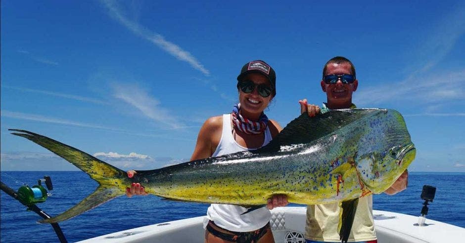 foto de pez grande y dos personas en bote