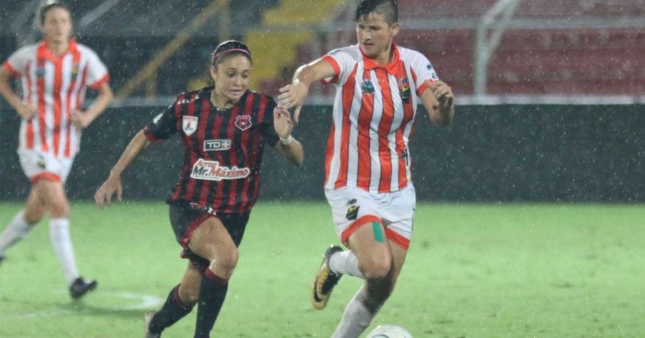 mujeres jugando futbol