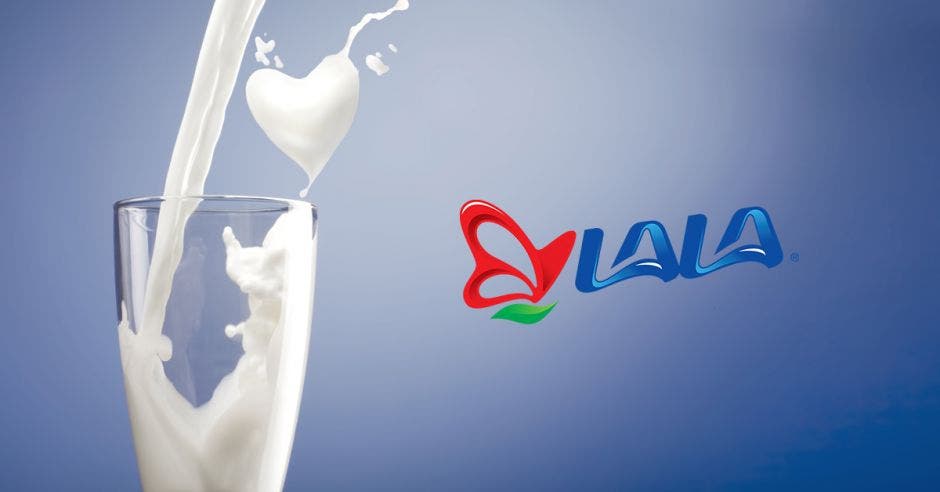 Un vaso de leche con el logo de LALA