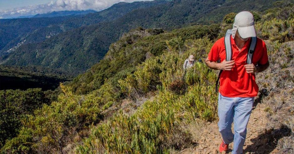 hombre caminando en montaña