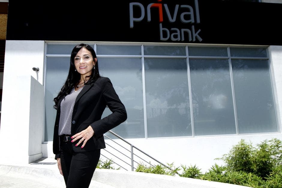 Karla Arguedas Chaverri frente a instalaciones de Banco Prival