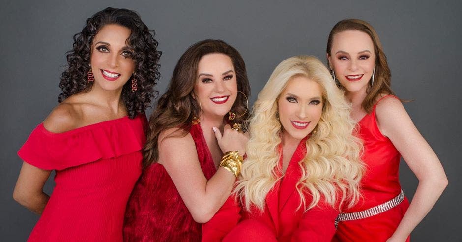 El grupo pandora junto con Yuri, todas vestidas de rojo