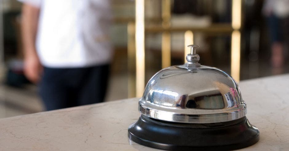 Un timbre en la recepción de un hotel