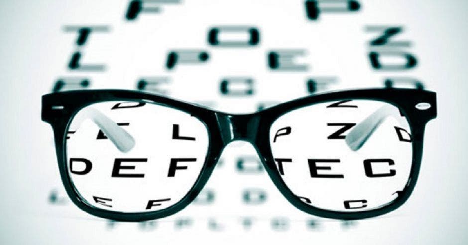 Examen de la vista y unos lentes