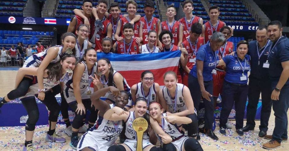 muchachos y muchachas celebran con trofeo y medalla