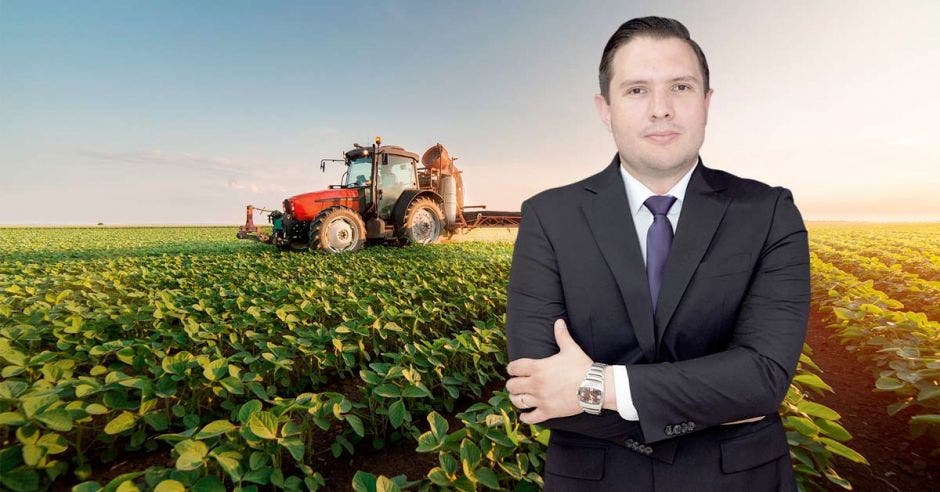 Jaime Morales en un campo agrícola