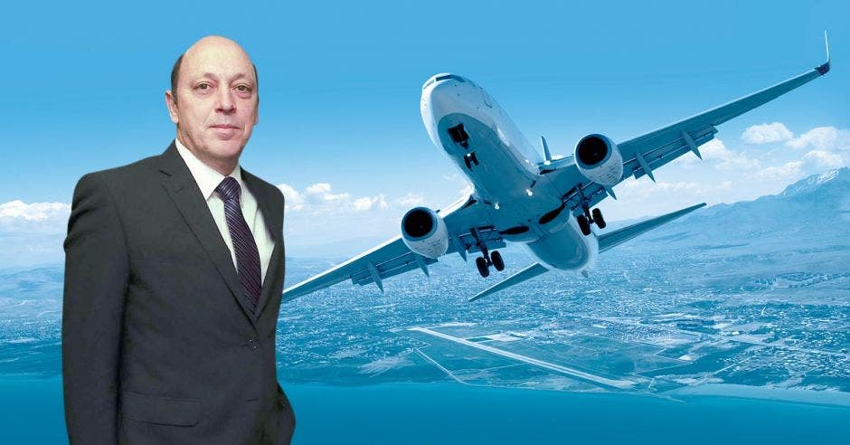 Álvaro Vargas, director general de Aviación Civil, posa junto a un avión en el cielo