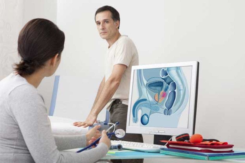 Un hombre en una cita médica con una uróloga que revisa su próstata