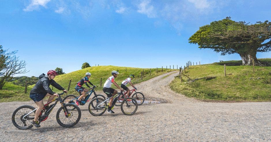 Cuatro ciclistas en la montaña