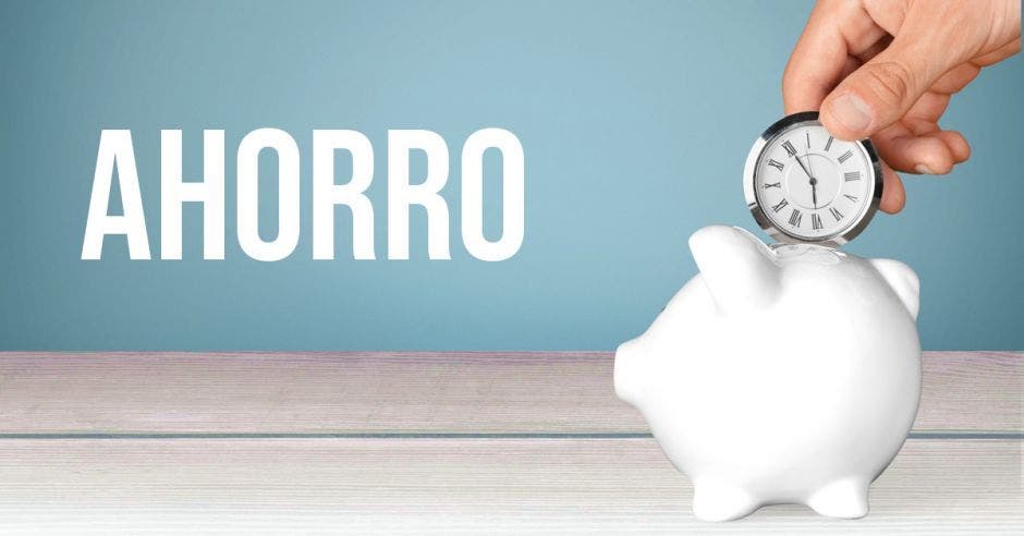 Ahorro con alcancía de cerdo y un reloj