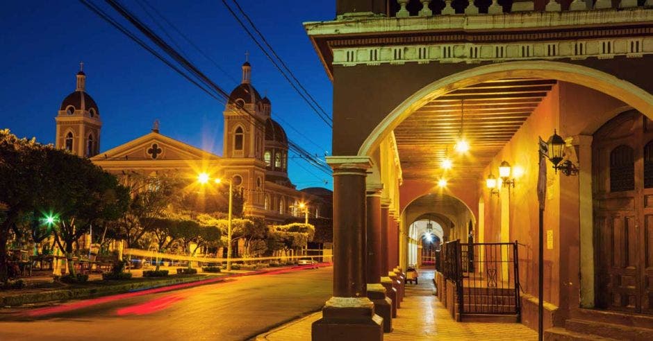 La ciudad antigua de Granada es uno de los atractivos turísticos más elogiados de Nicaragua. La ciudad está de noche e iluminada.