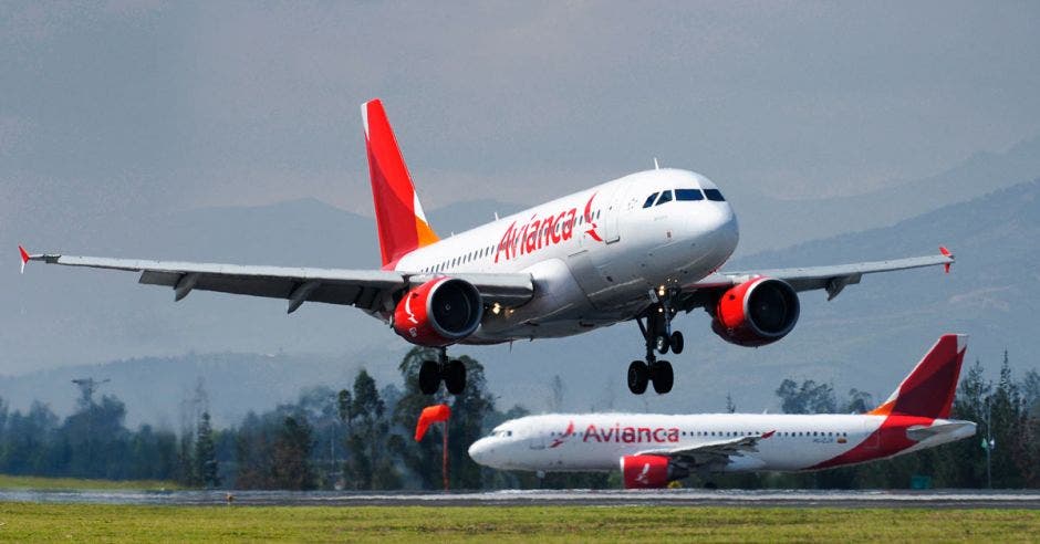 Dos aviones de Avianca despegan desde una pista de salida