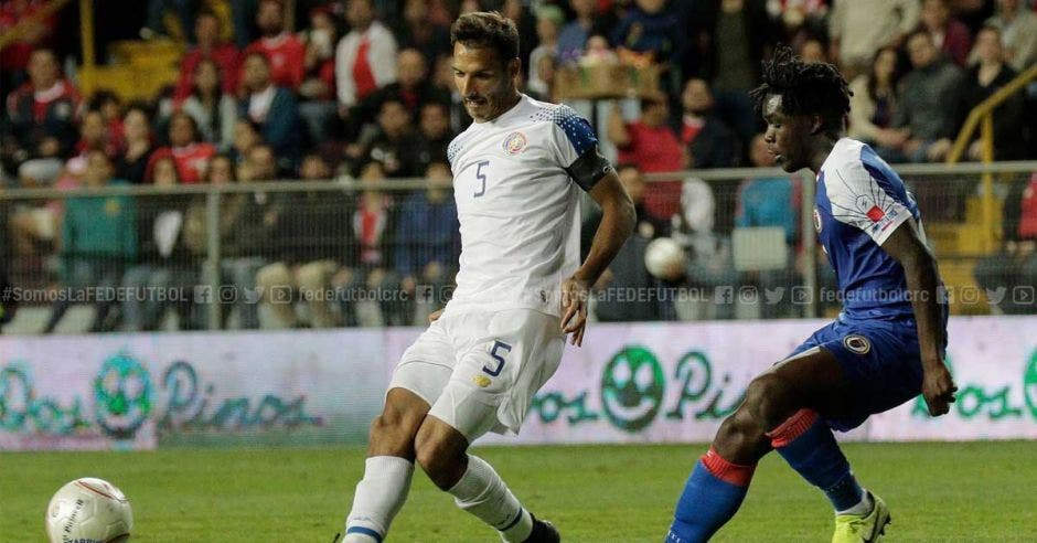 Celos borges frente a un jugador de haiti