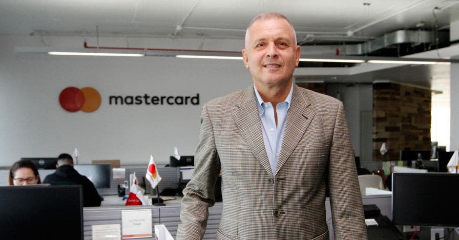 Alberto Franco posando en las oficinas de Mastercard