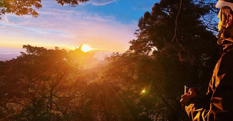 Un paisaje de atardecer en medio de montañas.