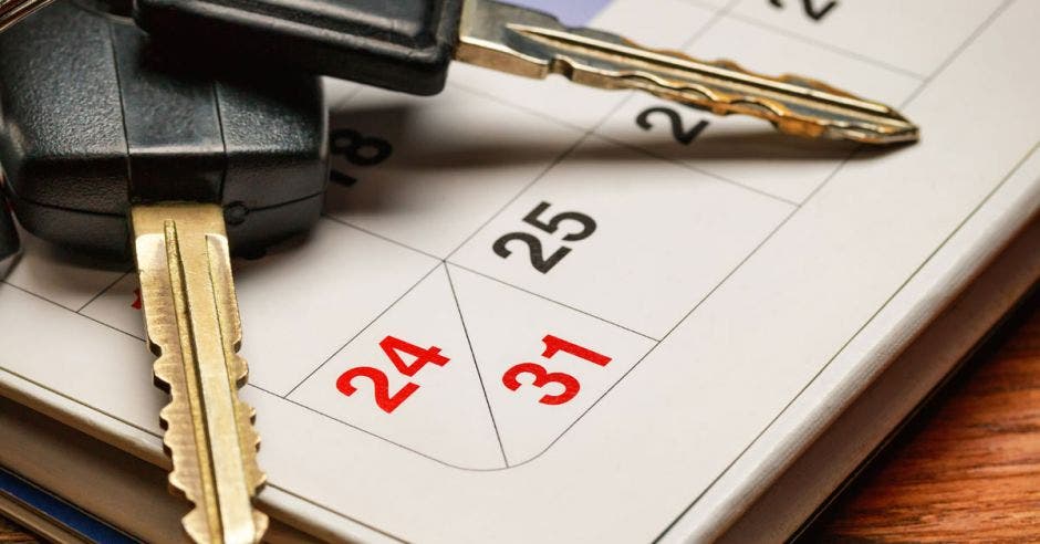 calendario con llaves de carro encima.