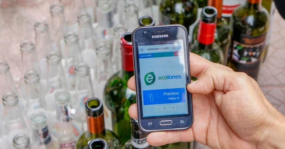 Un celular con la app de ecoins desplegada