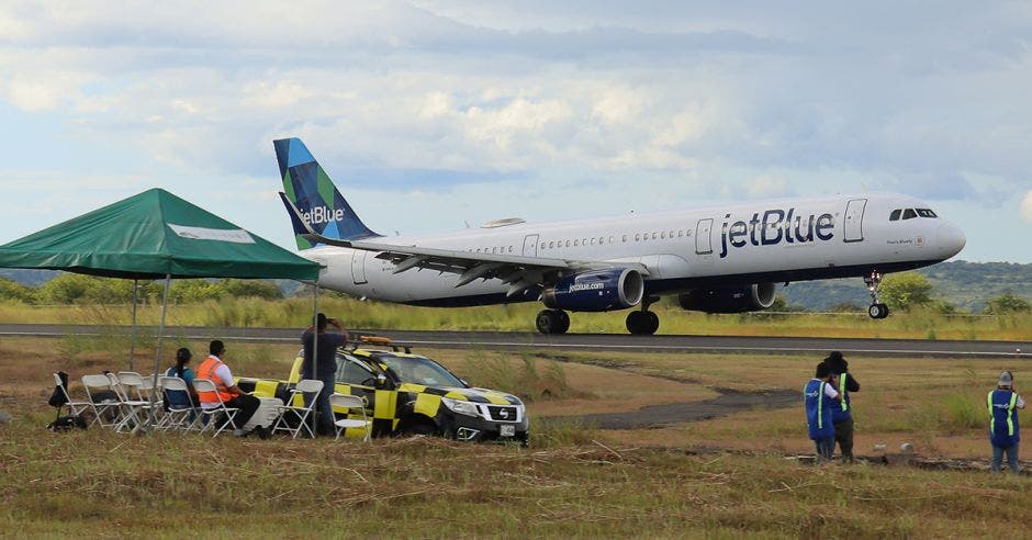 Avión de JetBlue aterrizando en la pista del aeropuerto Daniel Oduber