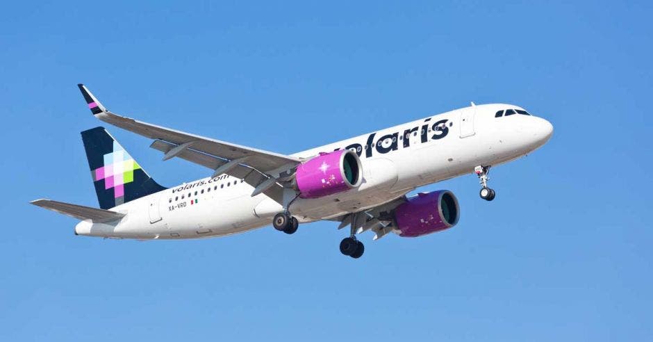 Avión de volaris color blanco con rosa y azul