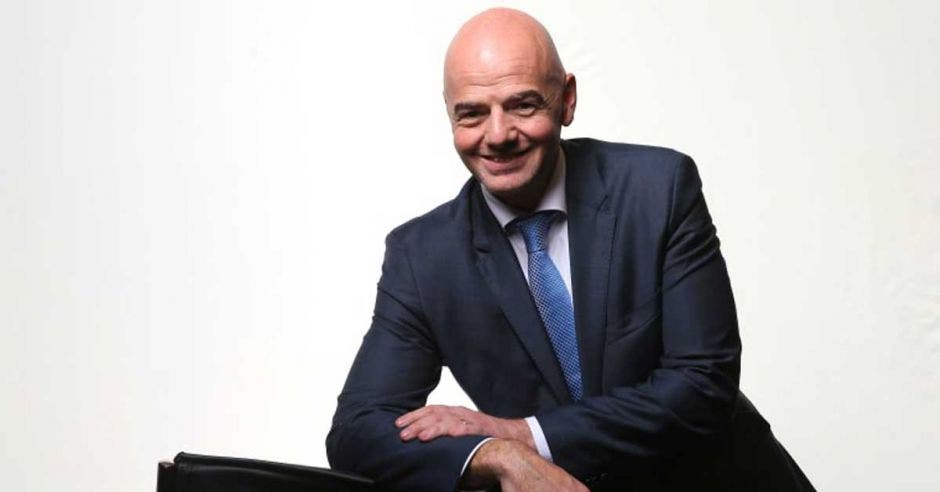 gianni infantino con saco