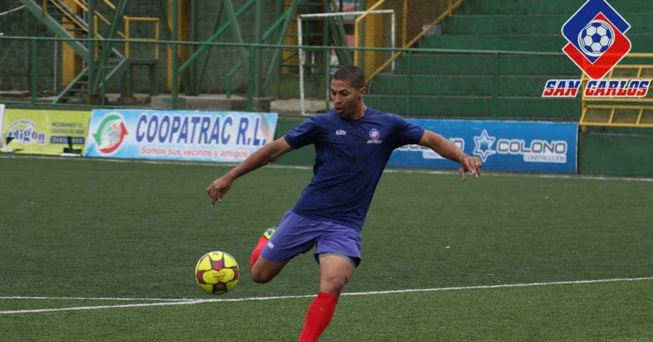 alvaro saborio pateando una bola en el estadio