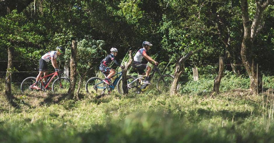 Un grupo de ciclista recorre un potrero en Monteverde