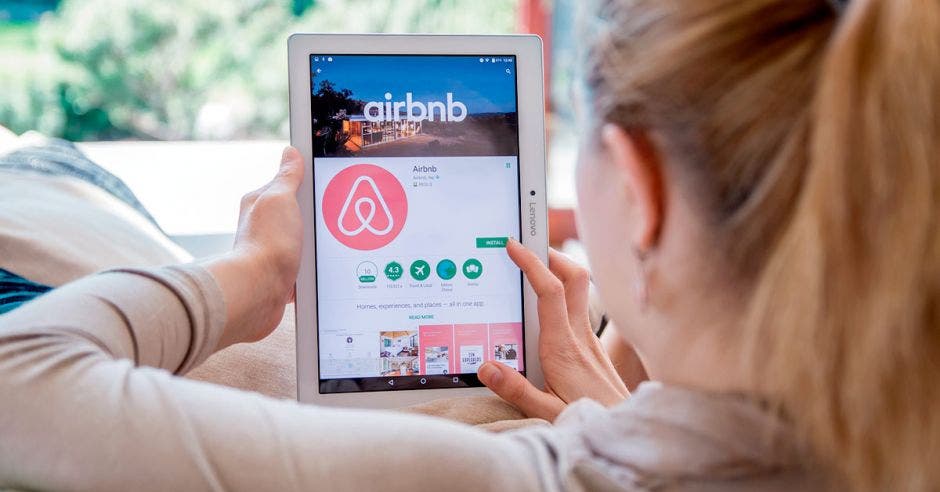 Persona revisando Airbnb