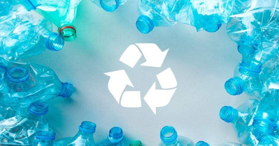Botellas de plástico en un círculo en señal de que están siendo recicladas