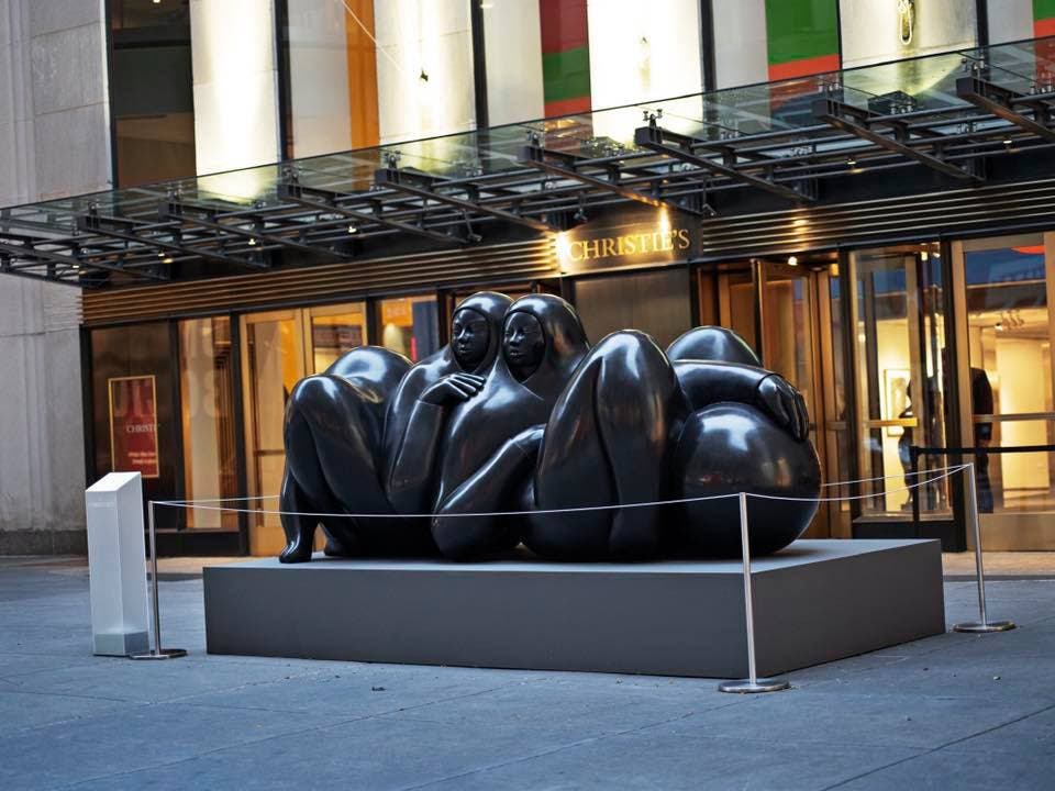 Escultura La Pareja a las afueras del Rockefeller Center