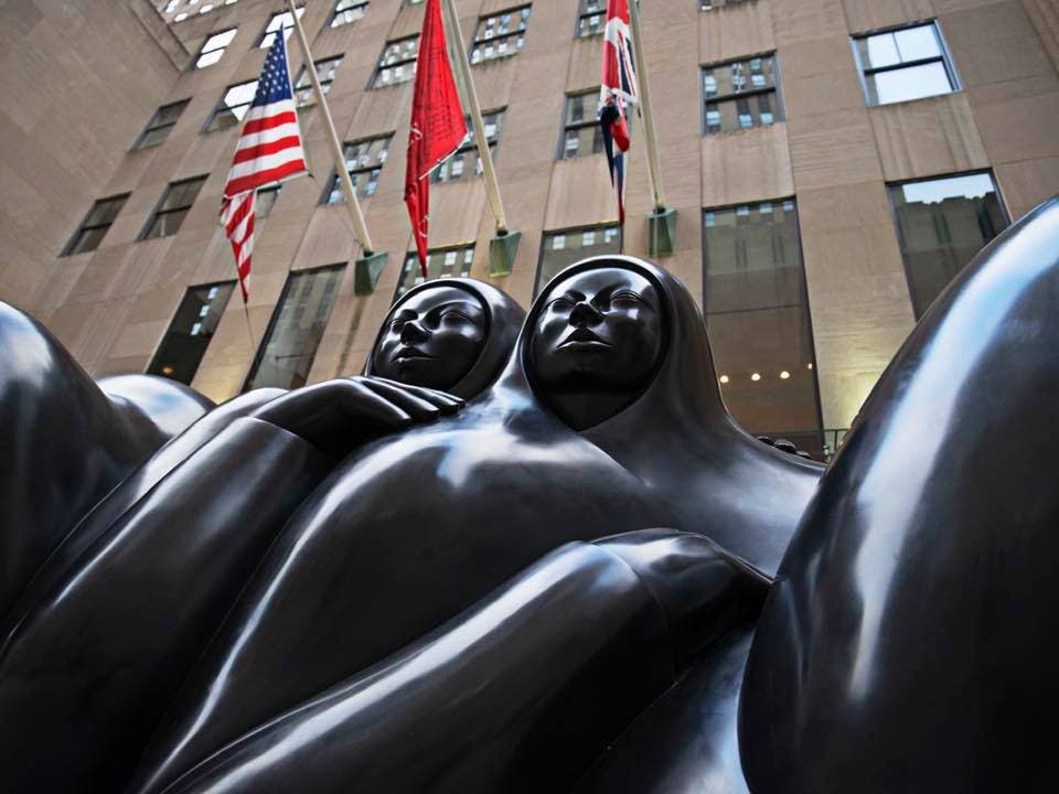 Escultura La Pareja a las afueras del Rockefeller Center