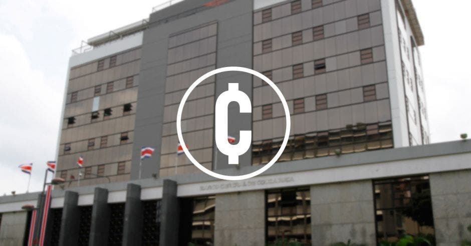 Edificio del Banco Central de Costa Rica con signo de colones en blanco en primer plano