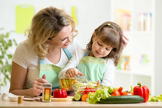 Madre e hija comparten preparando una comida nutritiva