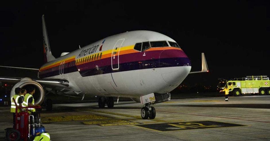 Aeronave de American Airlines en el aeropuerto Juan Santamaría