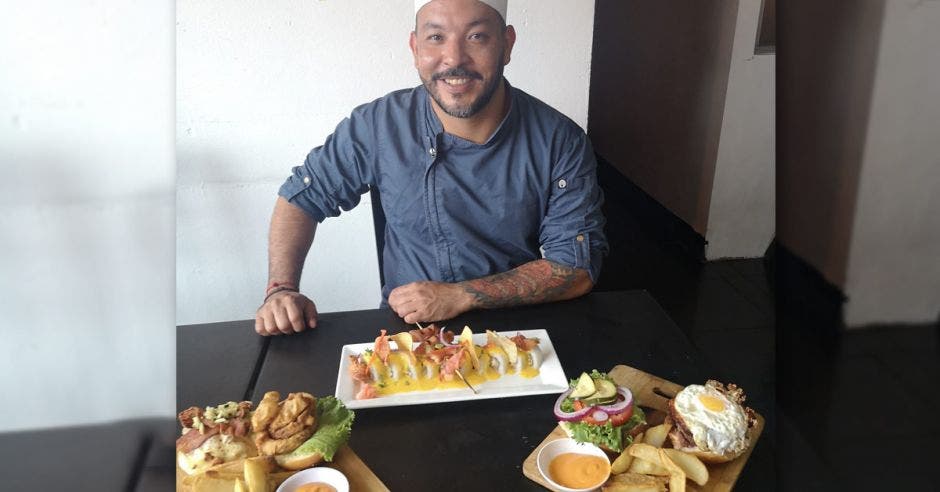 chef con comida en la mesa