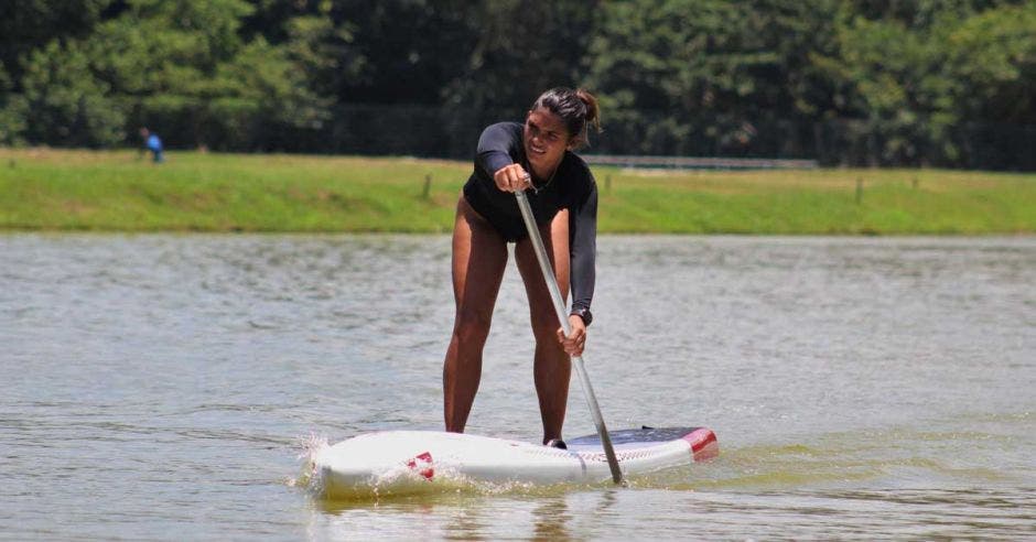 mujer en paddle board