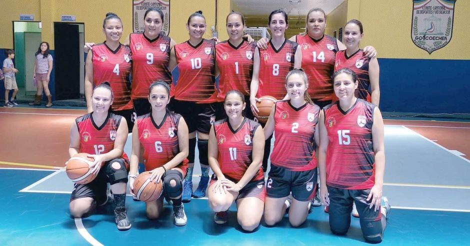 mujeres en fila posando con uniforme de basket