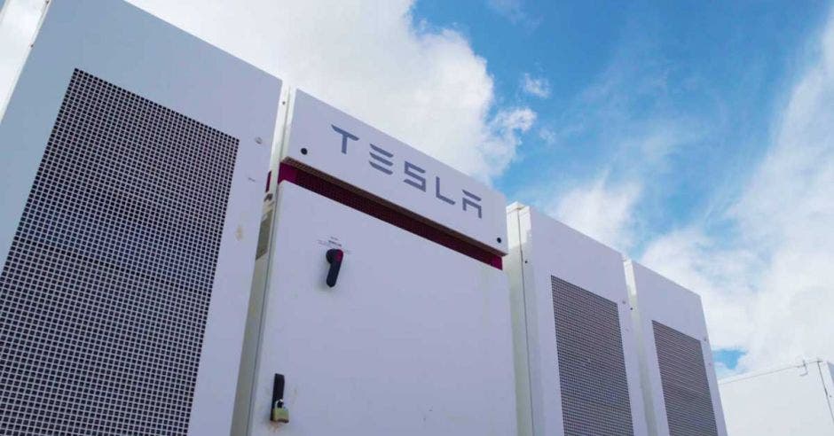 Un sistema de almacenamiento de energía solar marca tesla