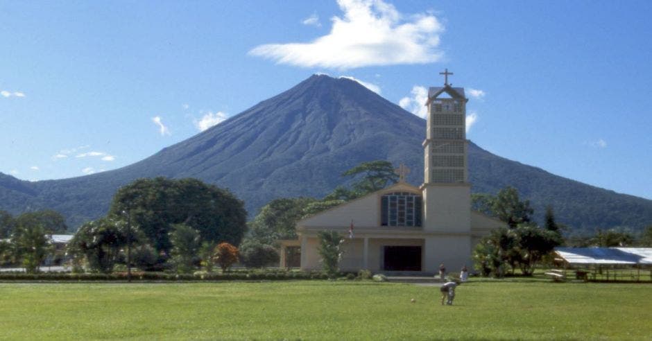 volcan arenal e iglesia