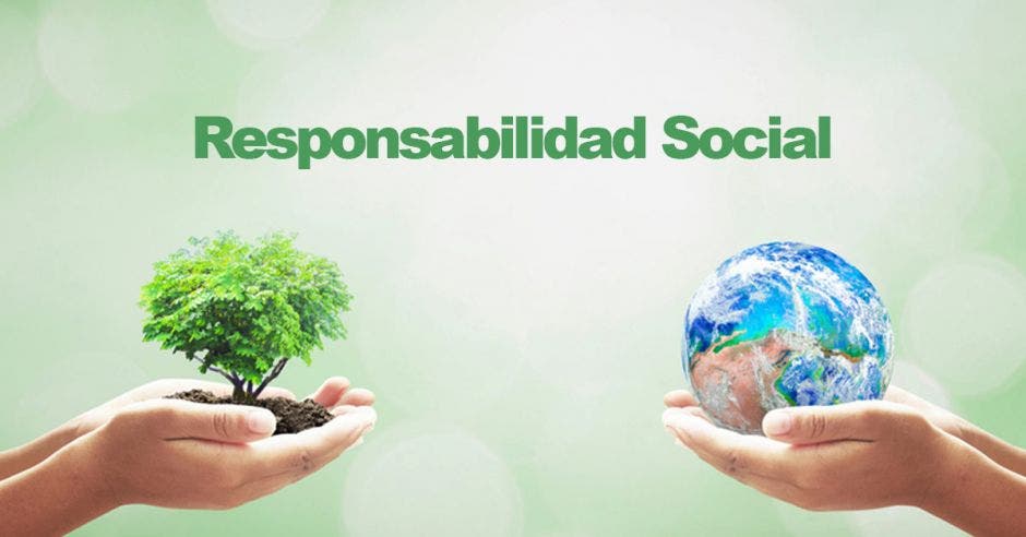 fondo verde transparente con letras en verde centradas arriba de que dicen responsabilidad social, al lado derecho mano sosteniendo un planeta y al izquierdo, mano sosteniendo un árbol