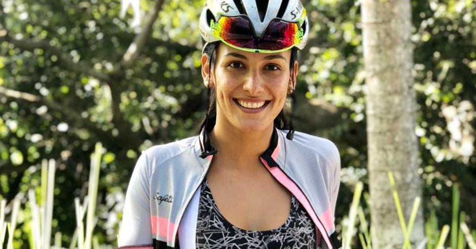 johanna solano sonríe con ropa de ciclismo