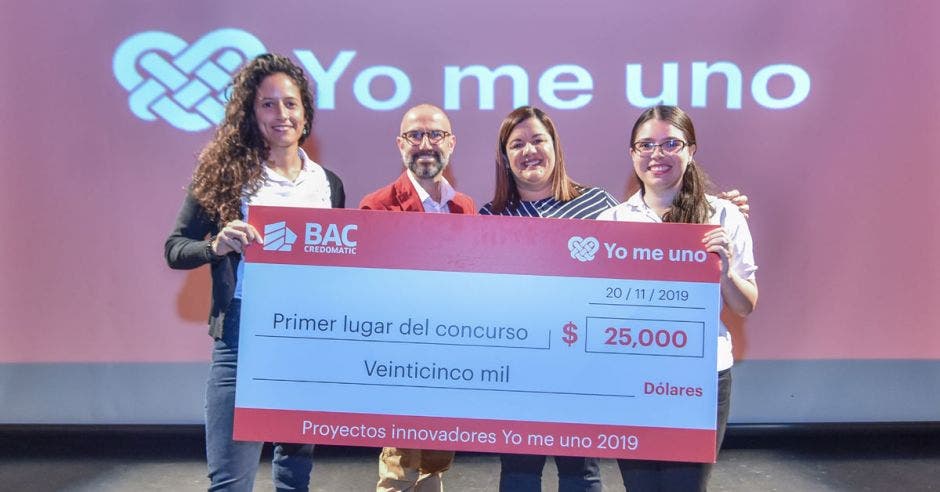 Ganadoras de los $25 mil posan para la fotografía con personeros del BAC