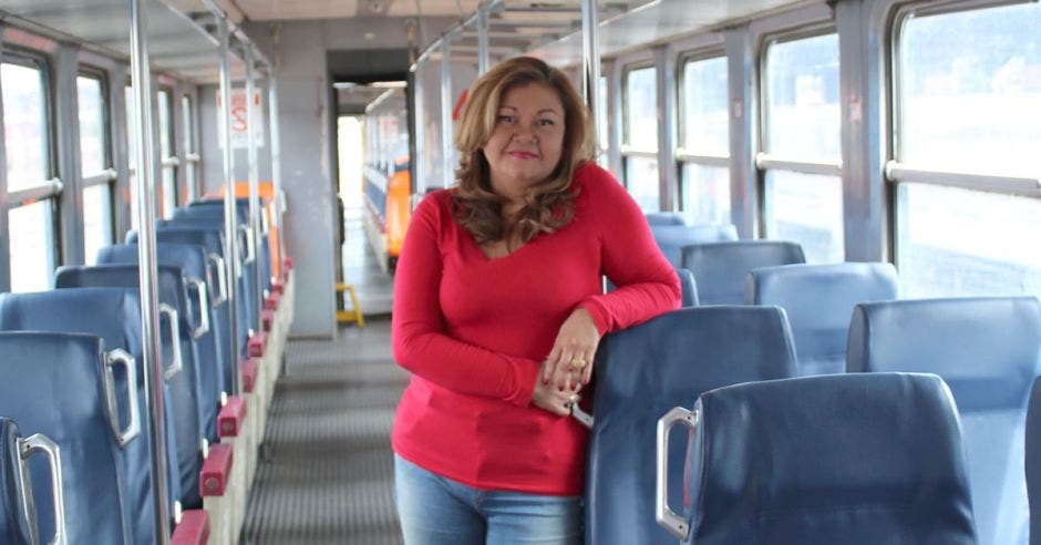 Elizabeth subida en un tren viejo