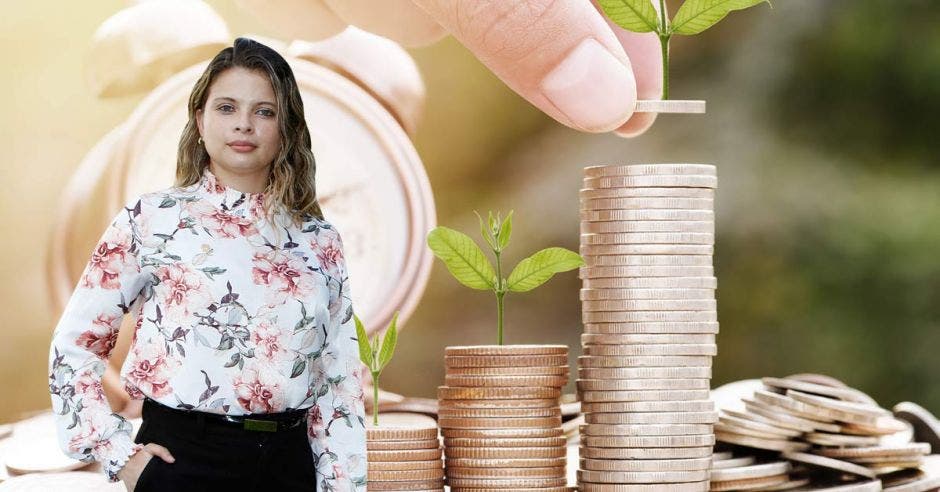 Xiomara Rodríguez en primer plano y unas monedas de fondo