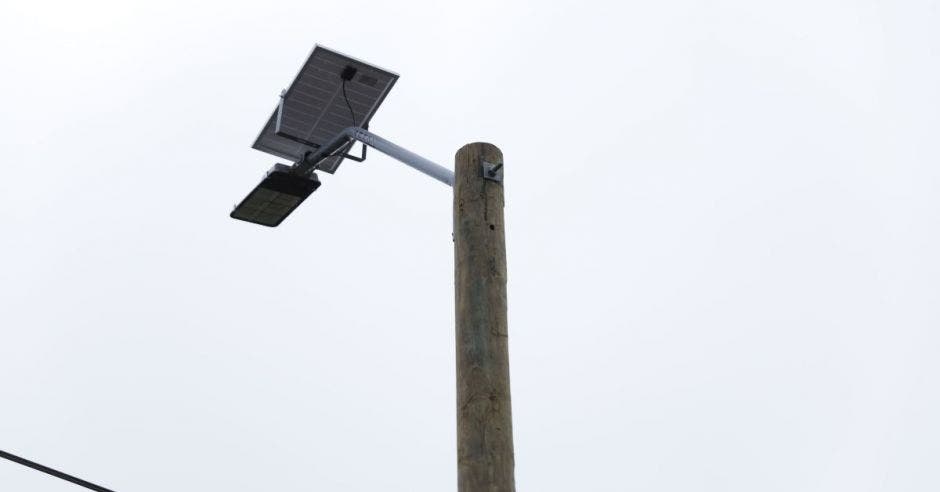 Poste de luz Led color blanco con un panel solar encima