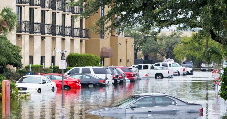 Automóviles sumergidos por el huracán Harvey en Houston, Texas