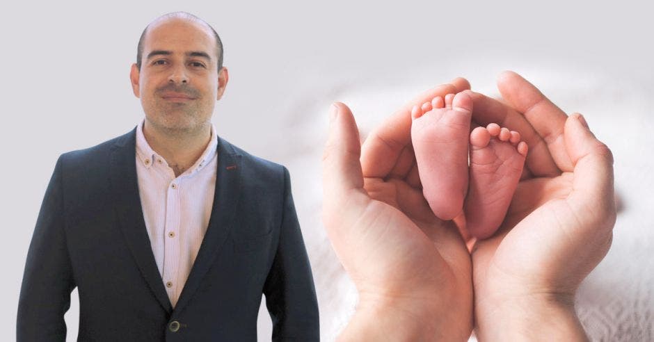 Daniel Aicart, Head Consumer Health Care Centroamérica y Caribe de Sanofi y una mano y sosteniendo un bebé