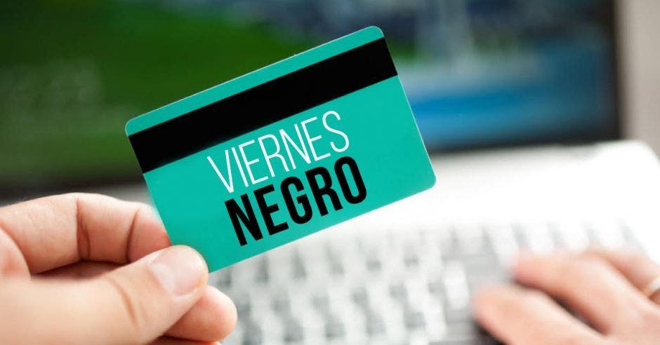 tarjeta de crédito con letras de viernes negro en blanco y negro . tarjeta es de color turquesa