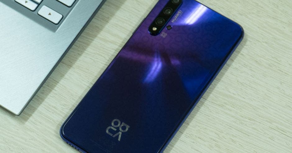 Alt Text: celular Nova 5T de Huawei