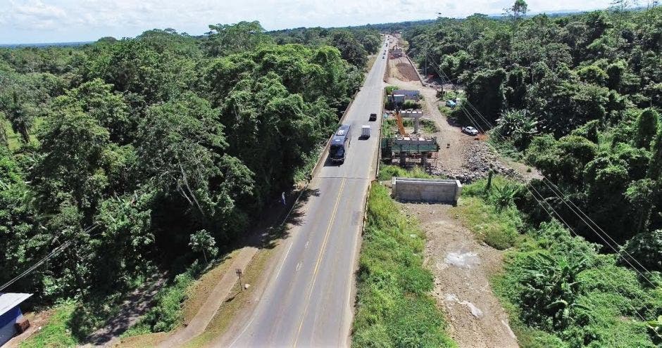 Trabajos en uno de los puentes de la carretera a Limón